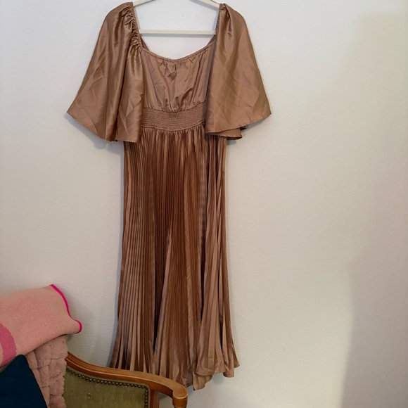 NWT Baltic Born Aubree Pleated Dress in Champagne size L - Picture 4 of 5